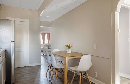 University City Apartment | Fully Equipped Cozy 2BR Apartment Near Delmar Loop