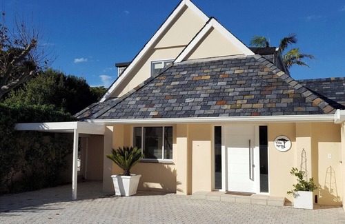 Lakeside Villa | Fully equipped villa with solar-heated pool at the Constantia Valley Wine Route
