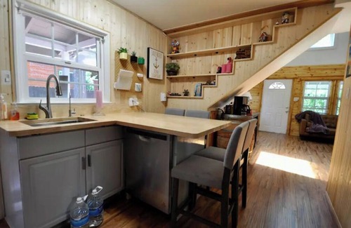 Patton House | Fully fenced Cabin with Hot Tub & Playground Walk to Lake and Town
