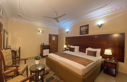 D.H.A. Hotel | Fully Furnished Deluxe King/Twin with Complete Amenities.