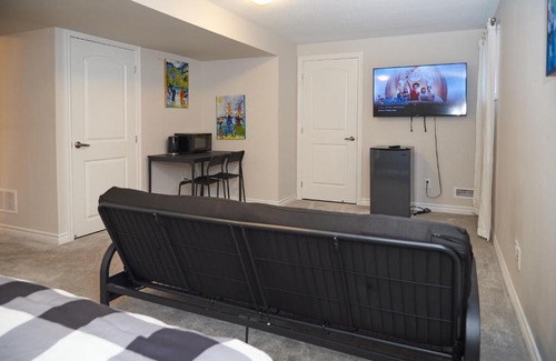 Ottawa Division House | Fully Furnished En-Suite Basement