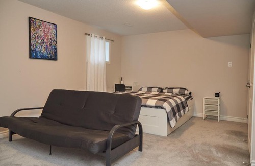 Ottawa Division House | Fully Furnished En-Suite Basement