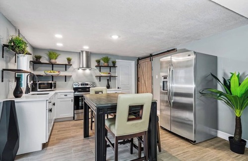 Old Harbor Place House | Fully furnished guest house in Clearwater (GH1)