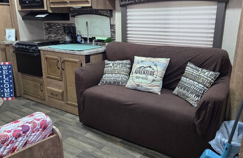 Okmulgee RV Rental | Fully Furnished RV/Camper at Rocky Ridge Resort!