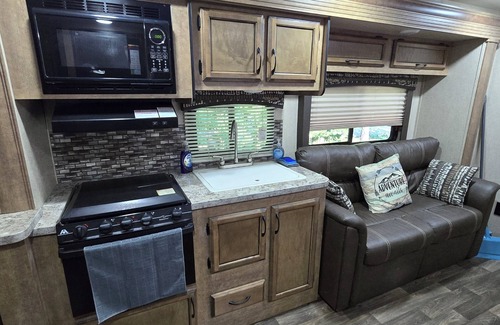 Okmulgee RV Rental | Fully Furnished RV/Camper at Rocky Ridge Resort!