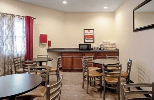 Clinton Apartment | Fully Furnished Studio Available in Clinton, Iowa, 2 week min stay