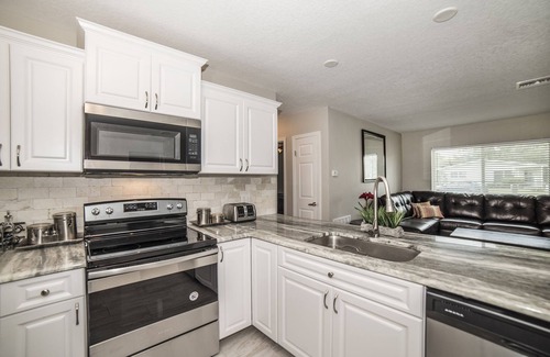 Largo House | Fully Furnished W/All Utilities