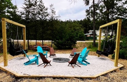 Friendship Cabin | Fully Loaded Cabin, Coffee Bar, NEW Hot Tub, Epic Firepit, Close to the Dells