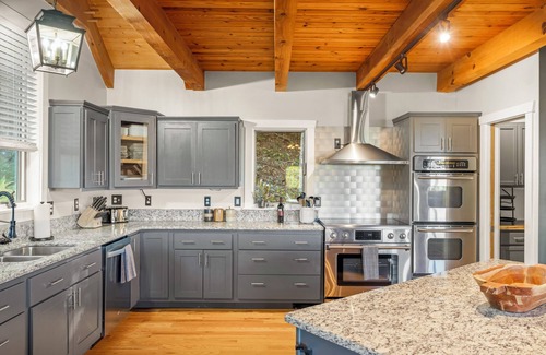 Chestnut Springs Ski Chalet | Fully Loaded 8BR in Wintergreen! Sleeps 23