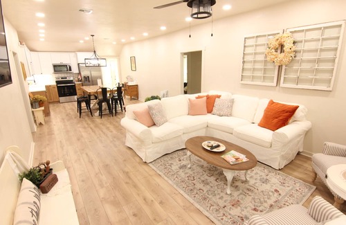 Pawhuska House | Fully Remodeled! Three minute WALK to the Pioneer Woman Merc!
