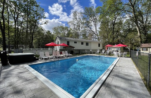 Geyser Crest House | Fully renovated- 2 LIVING ROOMS, HOT TUB, POOL, GAME ROOM, FIREPIT, PAGODA.