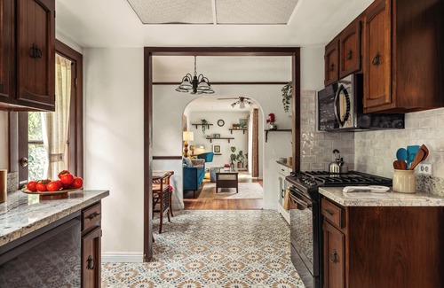 Cal Heights House | Fully renovated 3-bedroom house with WiFi, AC , EV charger in Long Beach