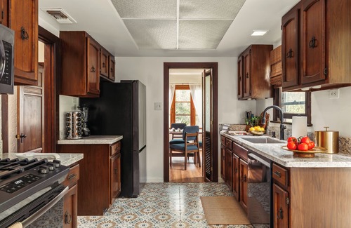 Cal Heights House | Fully renovated 3-bedroom house with WiFi, AC , EV charger in Long Beach