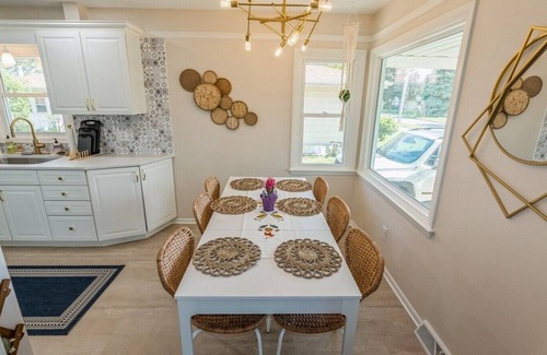 Urbandale House | Fully-Renovated 3 BR near DSM! Work travel & Family Friendly.
