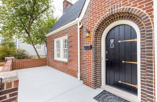 High Point House | Fully Renovated 5BR Historic Retreat - Walk to High Point U & Market - Sleeps 14