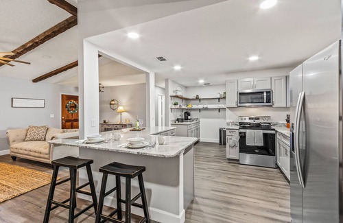 Sorrento House | Fully renovated Boho cottage with 3 bedrooms & king bed just outside of Mt Dora