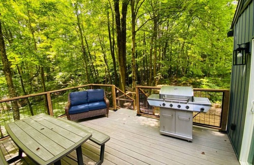 Amanda Cabin | Fully Renovated Cabin in Hocking Hills - Hot Tub, Game Room, Wifi, Fireplace
