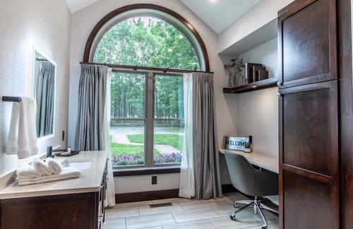 Canadian Lakes Condo | Fully Renovated Condo - Sleeps 7!