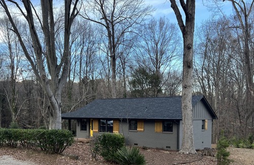 South Belmont House | Fully Renovated Home walking distance to downtown Belmont. 10 Min to CLT Airport