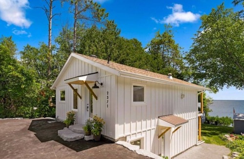 Oro-Medonte Cabin | Fully Renovated Waterfront Cottage on Lake Simcoe 1 hr from the GTA