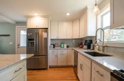 Bristol House | Fully Restored Bristol Home, Walk to Town & Harbor