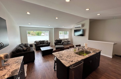 Joseph House | Fully Stocked 3BR Townhome - Walk anywhere in Joseph! (B)