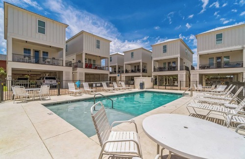 Gulf Shores House | Fully stocked 4bed/4bath beach house-steps away from direct access to the Gulf!