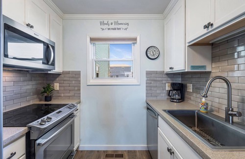Wilmington Beach Condo | Fully Upgraded for 2025! Huge Deck, Full-Size Pool, Beach Front, Linens Included