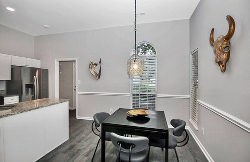 Charlotte House | Fun and comfy bungalow in QC!