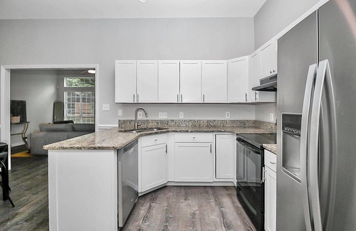 Charlotte House | Fun and comfy bungalow in QC!