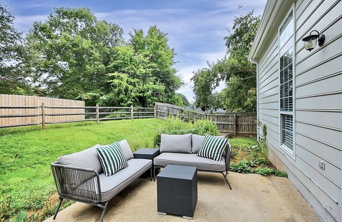 Charlotte House | Fun and comfy bungalow in QC!