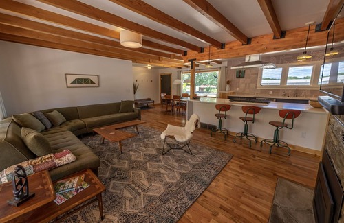 Salida House | Fun and Eclectic McNiffityville! Dog Friendly - Near Town!