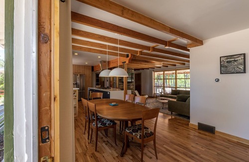 Salida House | Fun and Eclectic McNiffityville! Dog Friendly - Near Town!