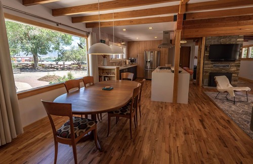 Salida House | Fun and Eclectic McNiffityville! Dog Friendly - Near Town!
