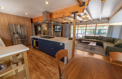 Salida House | Fun and Eclectic McNiffityville! Dog Friendly - Near Town!