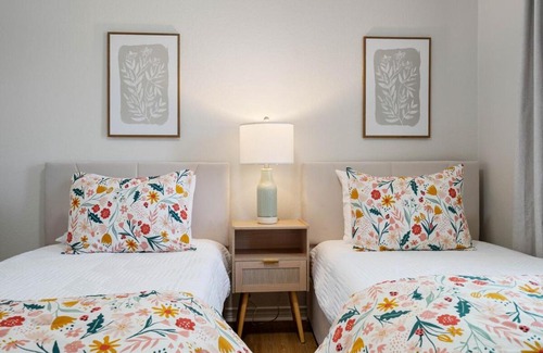 South Creek House | Fun and Stylish Stay with Pool Table and Fire Pit!