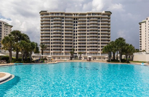 Fort Walton Beach - Destin Apartment | Fun Beach Resort. Drink Service, Pool and Relaxation