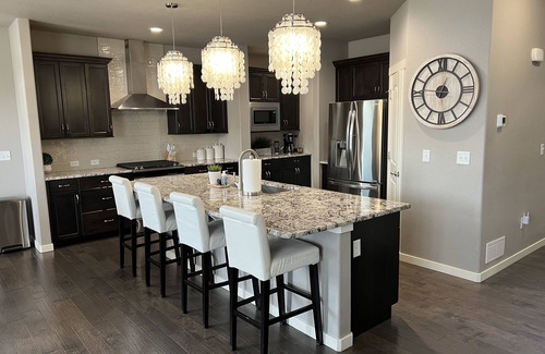 Windsor House | Fun clean 5BR with 2 kitchens, 5 kings, NEW queen Murphy bed