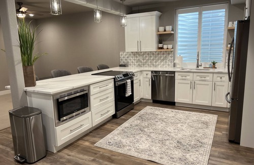 Windsor House | Fun clean 5BR with 2 kitchens, 5 kings, NEW queen Murphy bed