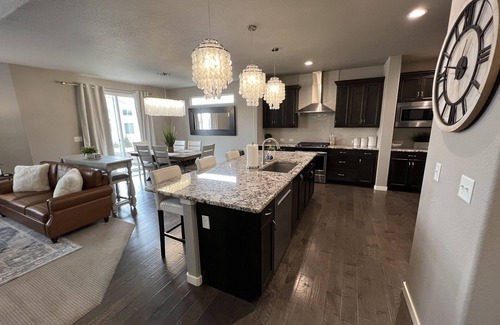 Windsor House | Fun clean 5BR with 2 kitchens, 5 kings, NEW queen Murphy bed