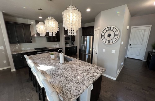 Windsor House | Fun clean 5BR with 2 kitchens, 5 kings, NEW queen Murphy bed