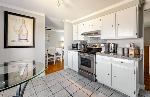 Park East House | Fun~Game Room ~ 5 min Drive to College~Family