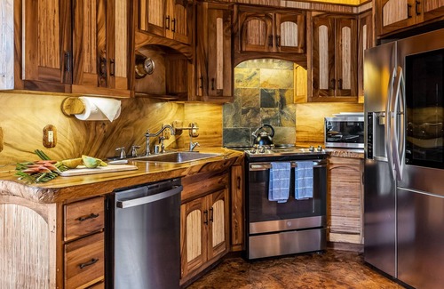 Waimanalo Villa | Fun Hawaii Hobbit House w/ AC, Tropical Vibes, Mountain View, Steps to the Beach