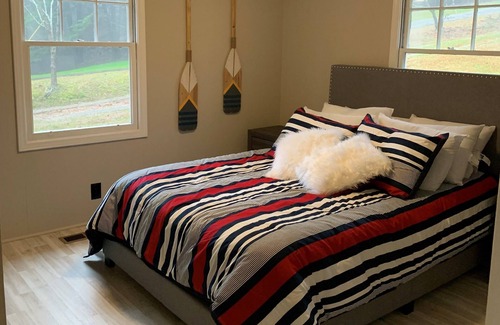 Fair Play Cottage | Fun Lake Home on a Peninsula with Personal Dock-30 min from Clemson!