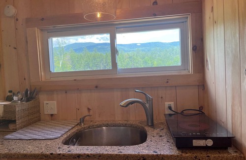 Wentworth Cottage | Fun Mountain Getaway with views and WIFI. Close to Mountains, Rivers and Lakes!
