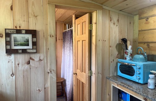 Wentworth Cottage | Fun Mountain Getaway with views and WIFI. Close to Mountains, Rivers and Lakes!