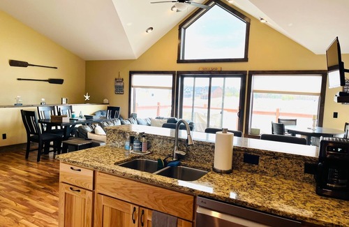 New Lisbon House | Fun on the Beach, minutes from Castle Rock Lake! EV friendly too! -Hot Tub-!
