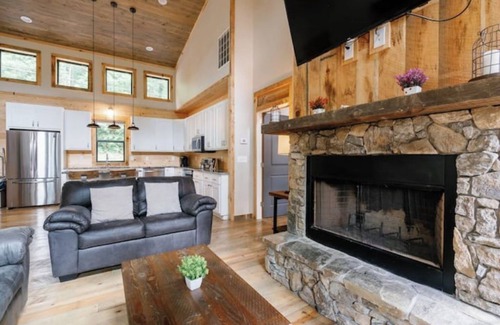 Ellijay Cabin | Fun on the River-Modern home near orchards & wineries