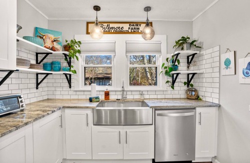 Candler Cottage | Fun Rec room, Hot Tub & Mountain View’s 2 King Rooms