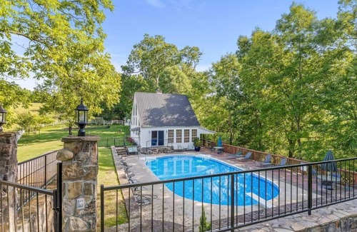 Wildwood House | Fun-Size Farmhouse w/Pool 15 Min to Chattanooga